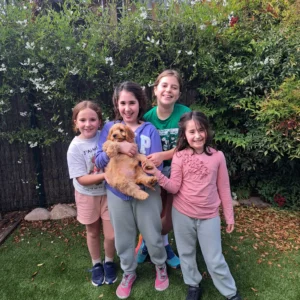 Imagen de familia con su nuevo cachorro cavapoo: clientes satisfechos Bages Dog